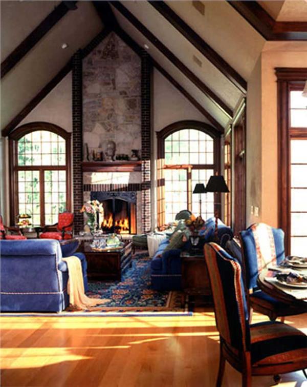 INTERIOR PHOTO