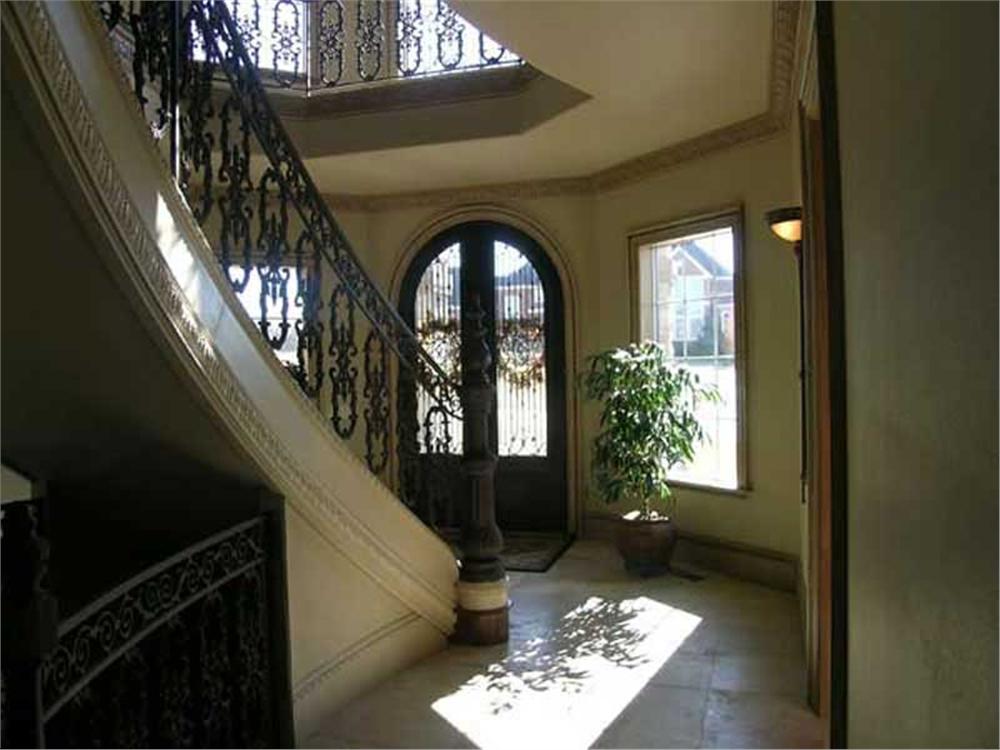 INTERIOR PHOTO