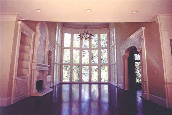 INTERIOR PHOTO