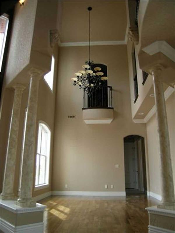 INTERIOR PHOTO