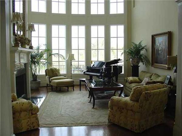 INTERIOR PHOTO
