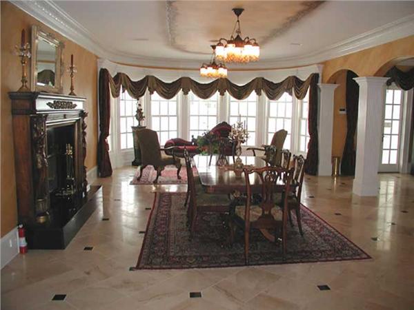 INTERIOR PHOTO