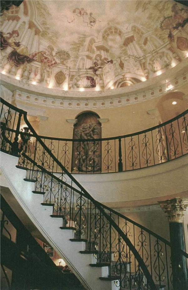 INTERIOR PHOTO