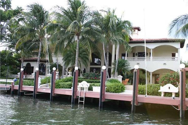 This image shows the water view of the house plan.