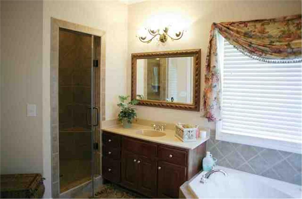 109-1112 house plan master bathroom
