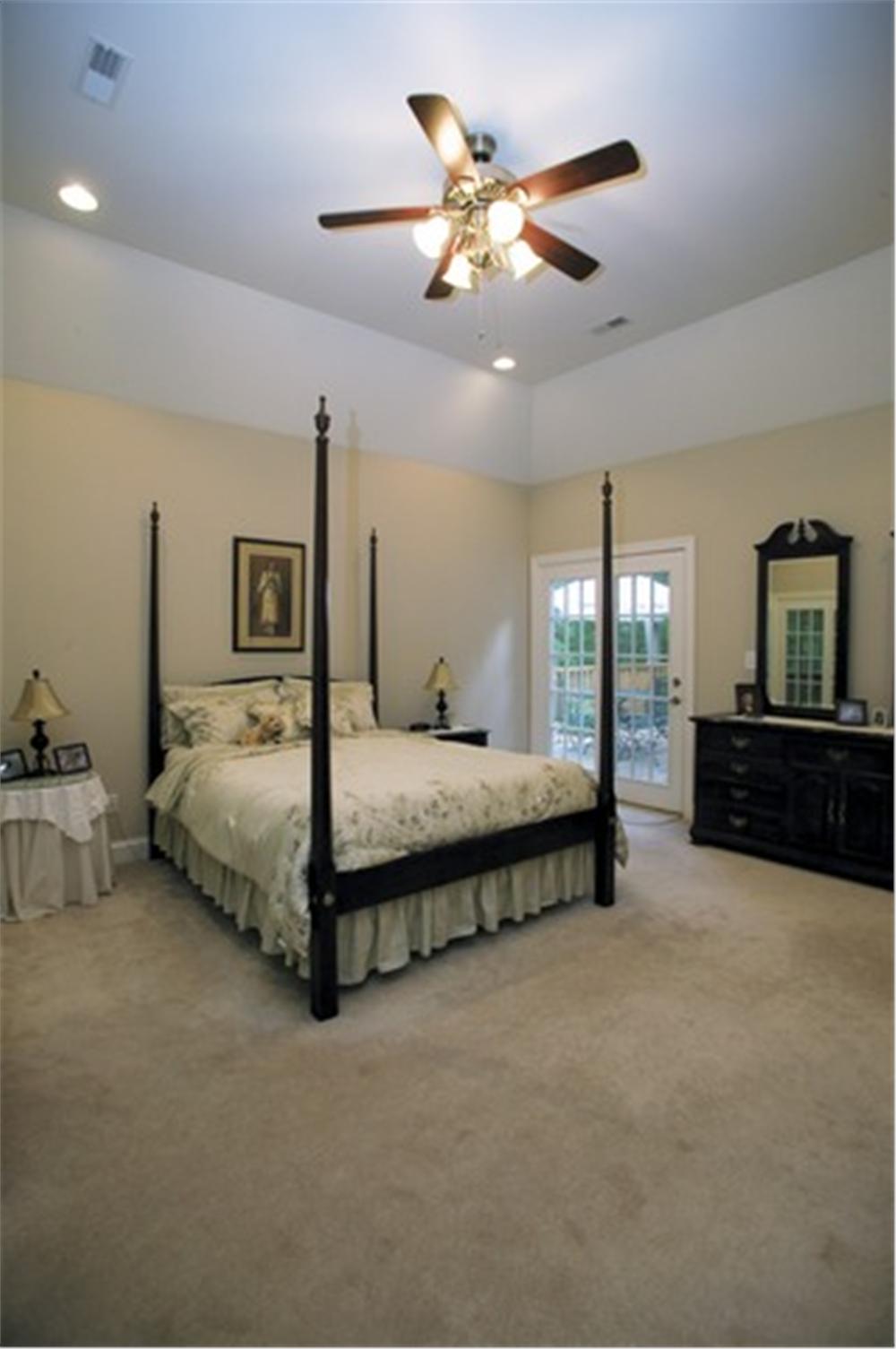 109-1174 house plan master bedroom