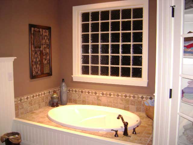 Master Bathroom: Tub