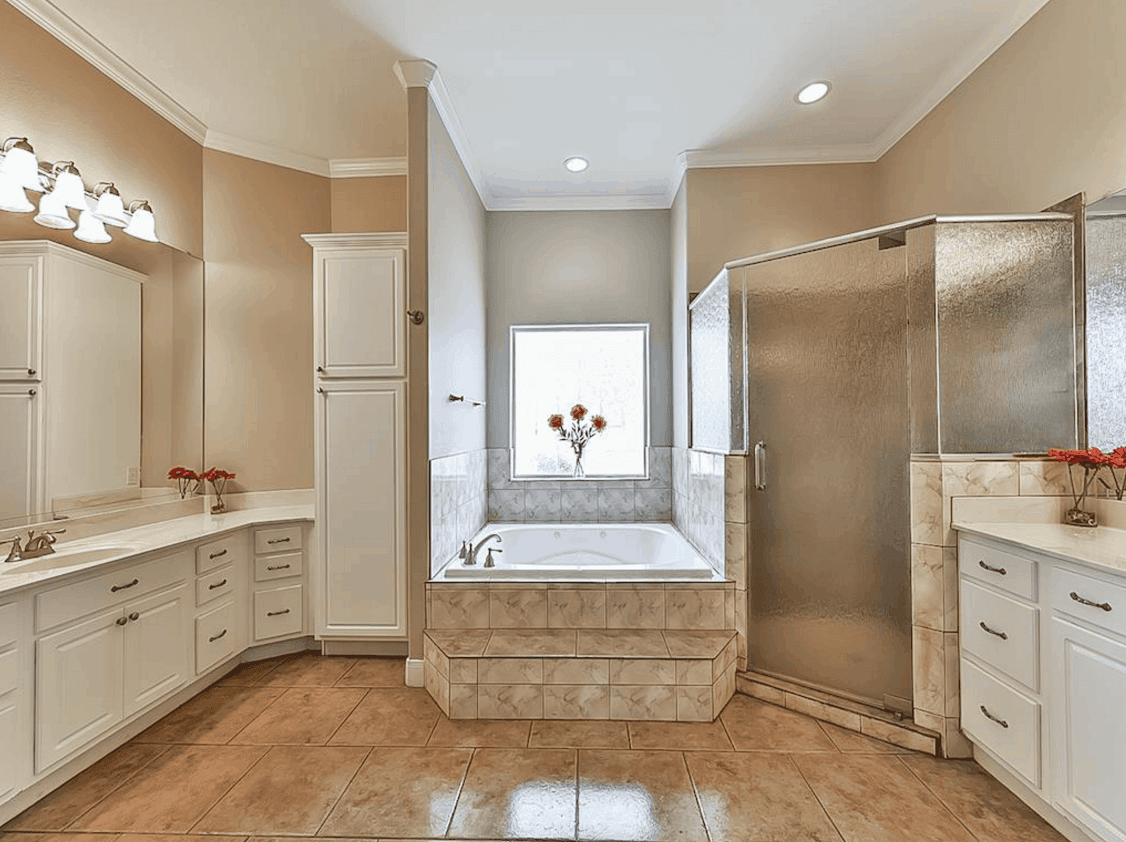 Master Bathroom: Tub