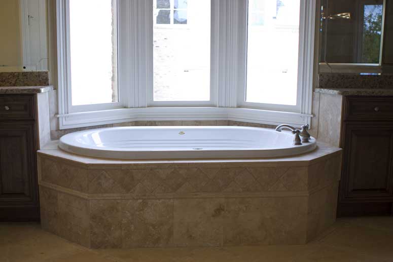 Master Bathroom: Tub