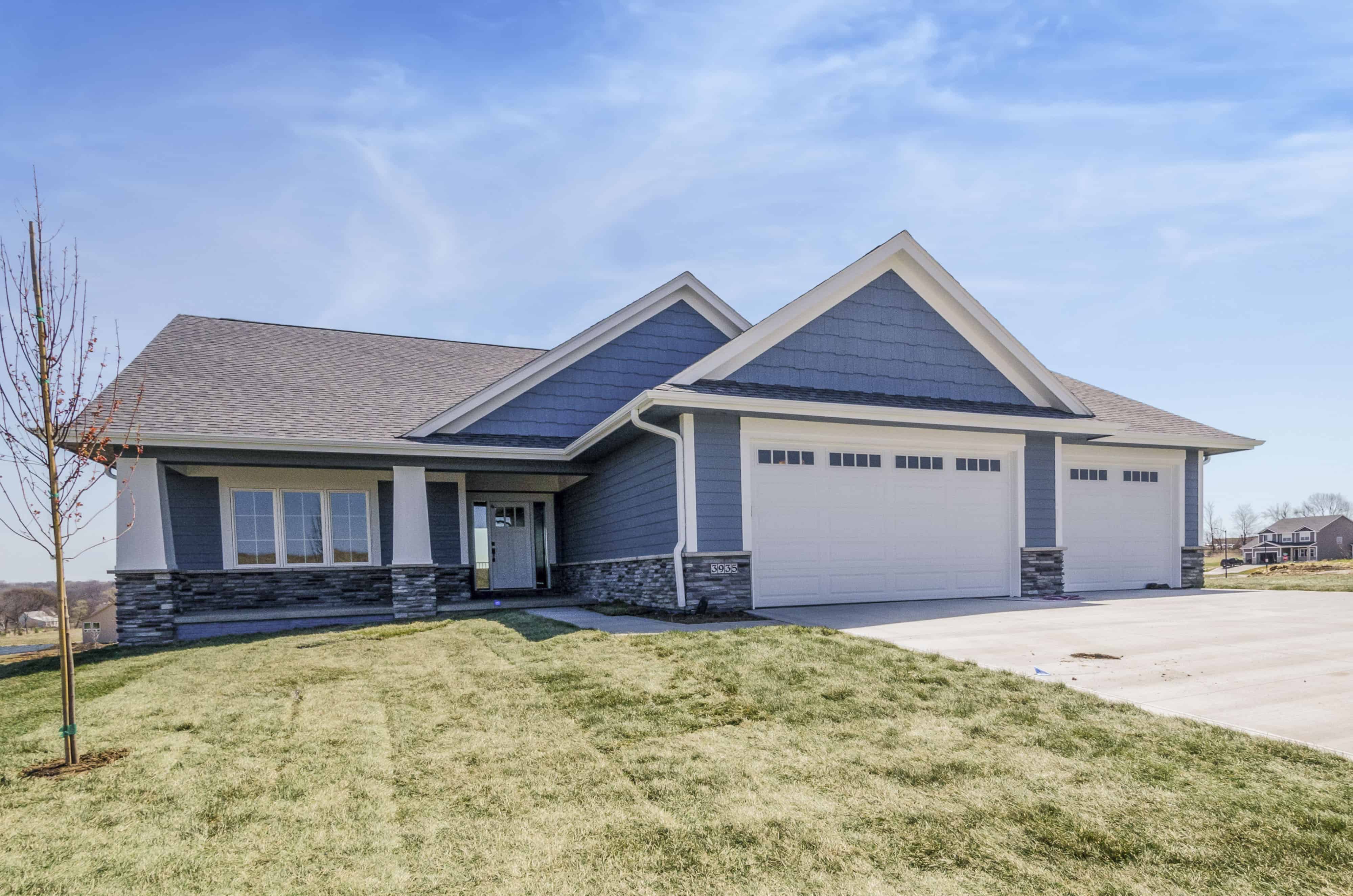 Front elevation of Ranch home (ThePlanCollection: House Plan #101-1991)