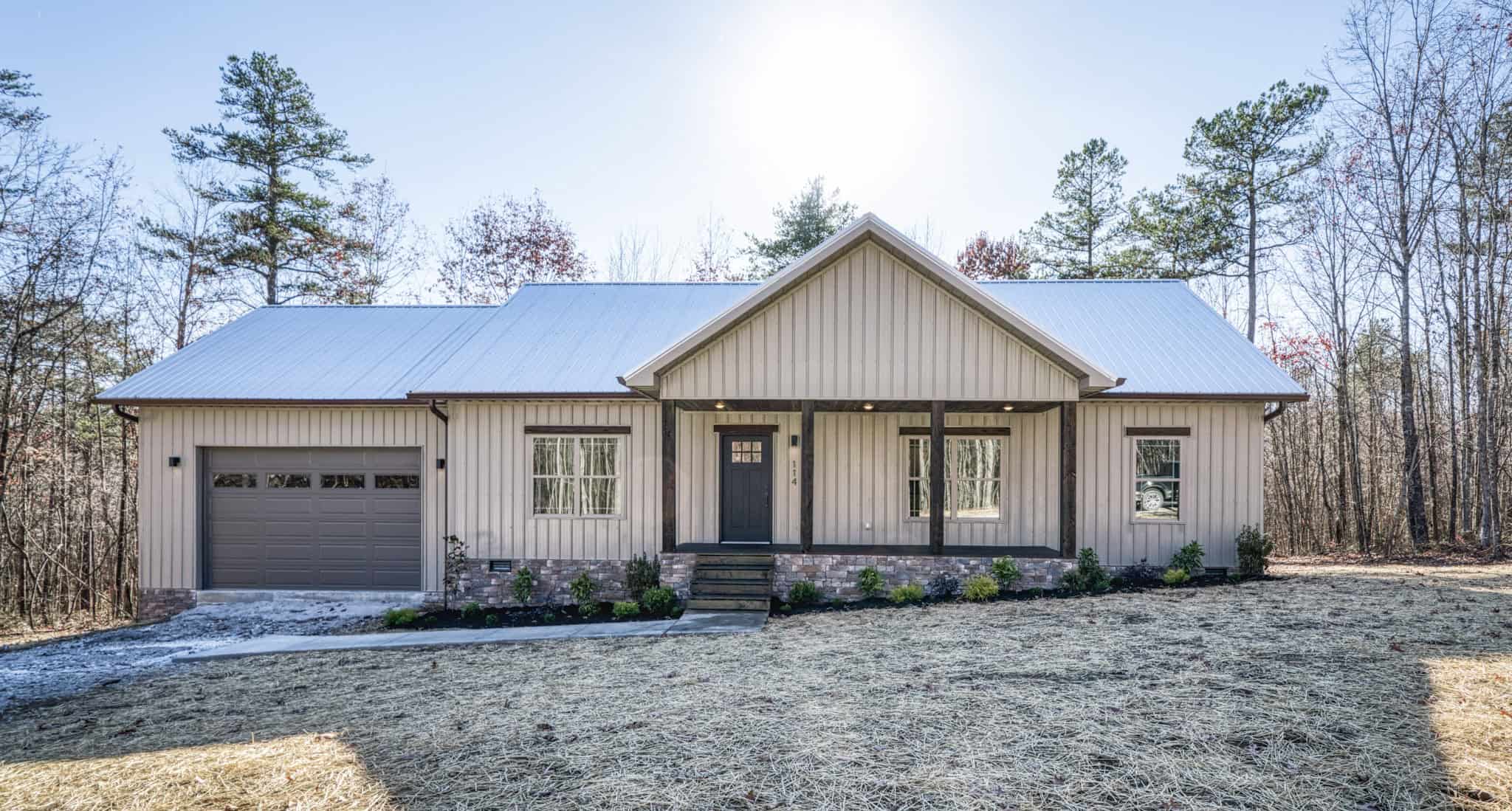 Front elevation of Country home (ThePlanCollection: House Plan #123-1137)