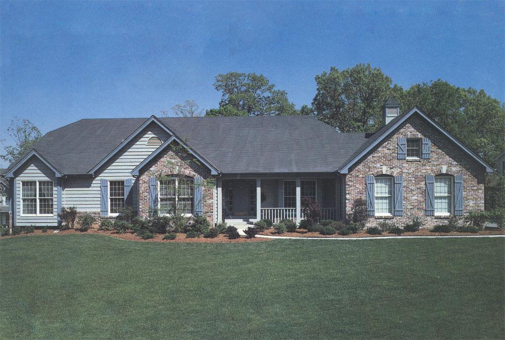 Front elevation of Traditional home (ThePlanCollection: House Plan #138-1009)