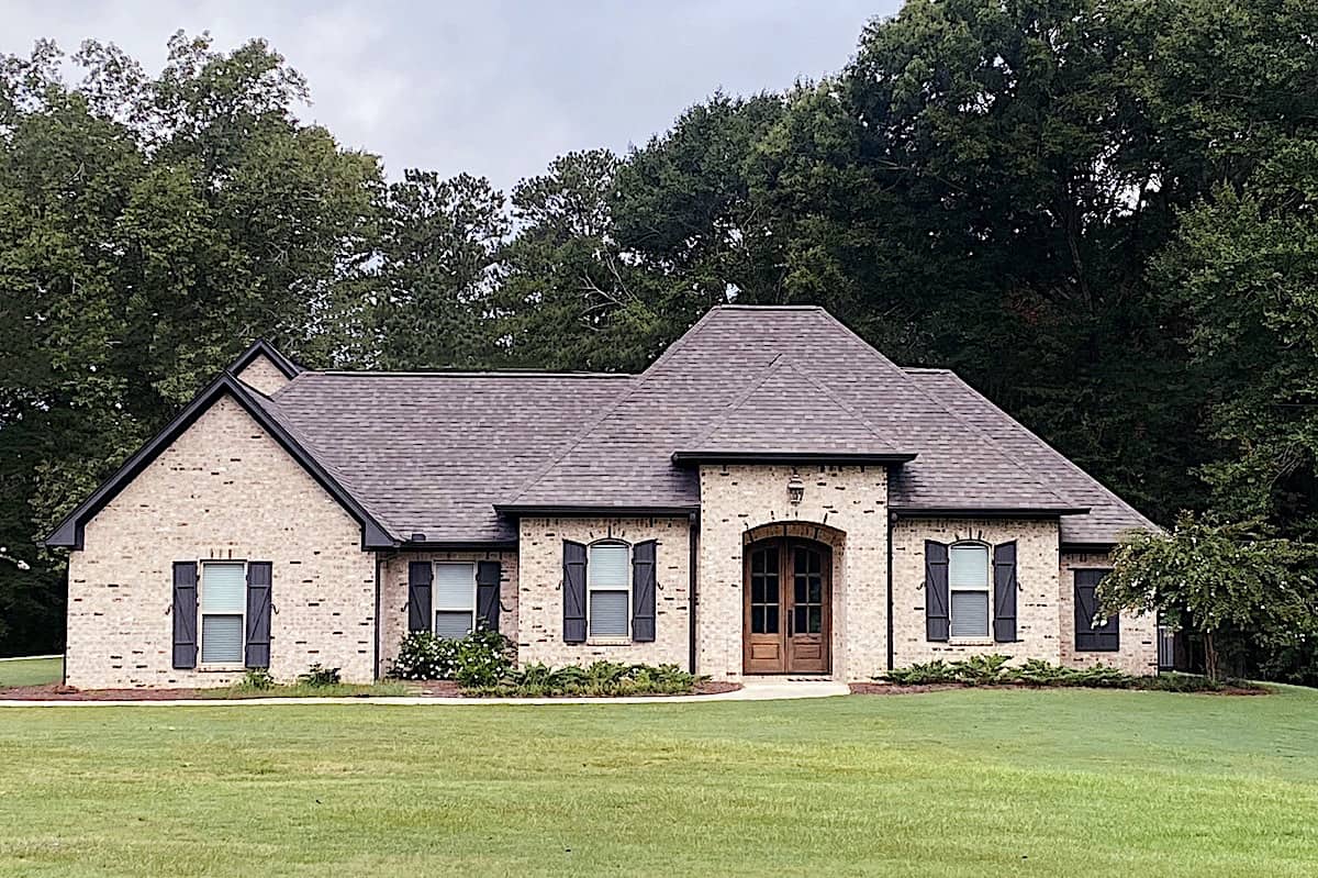 French Country Ranch style home (ThePlanCollection: Plan #140-1118)