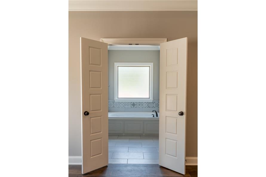 142-1204: Home Interior Photograph-Master Bathroom