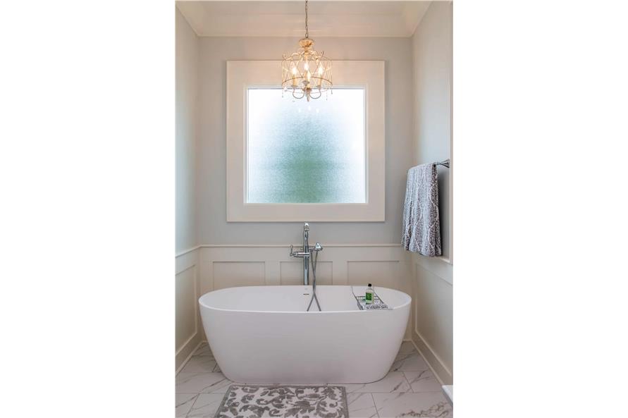 142-1446: Home Interior Photograph-Master Bathroom: Tub