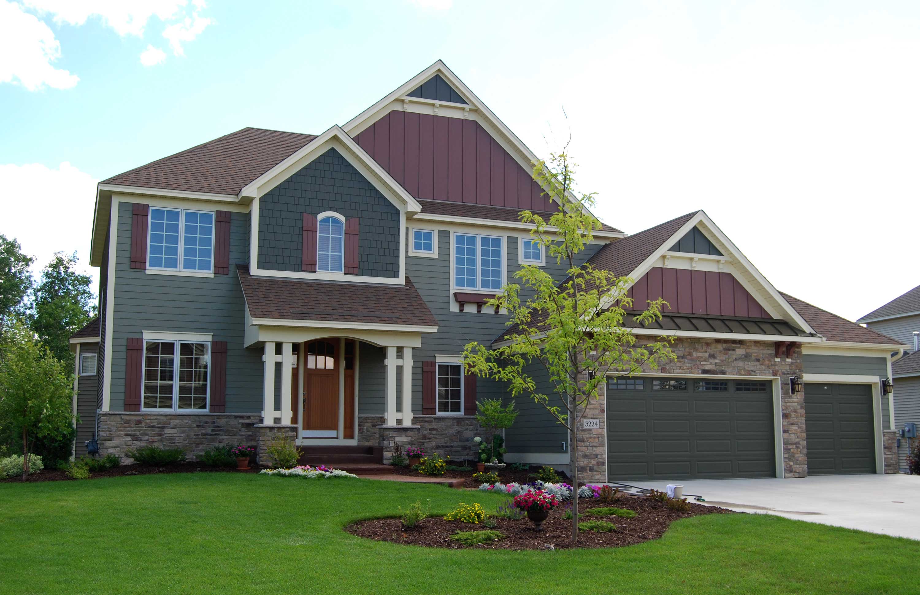 Front view of Craftsman home (ThePlanCollection: House Plan #146-1142)