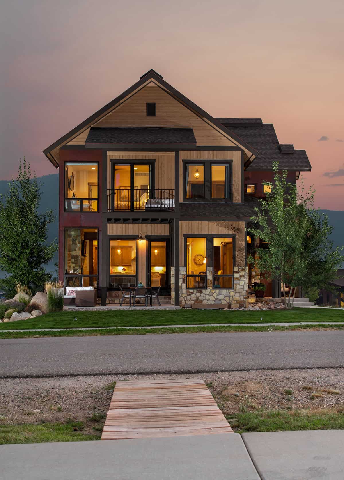 Front View of this 3-Bedroom,2279 Sq Ft Plan -161-1304
