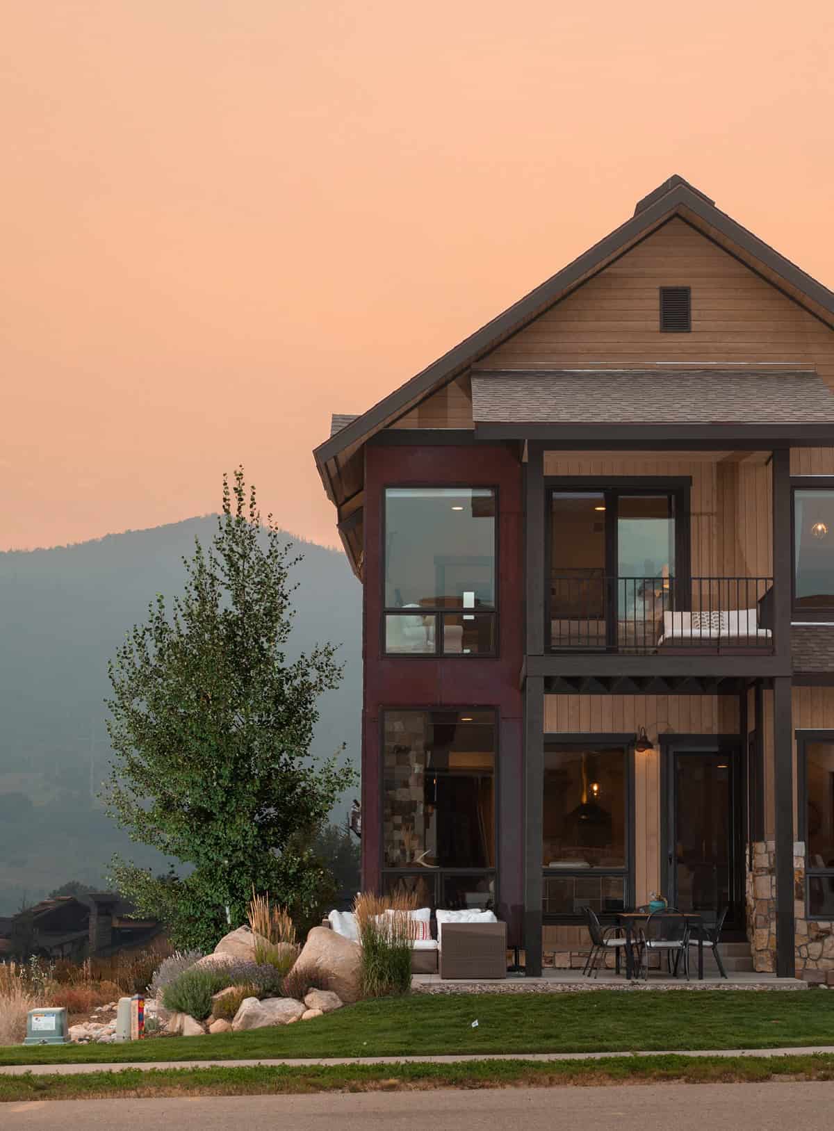 Front View of this 3-Bedroom,2279 Sq Ft Plan -161-1304