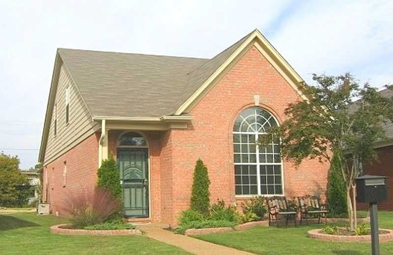 Front view of Southern home (ThePlanCollection: House Plan #170-1249)