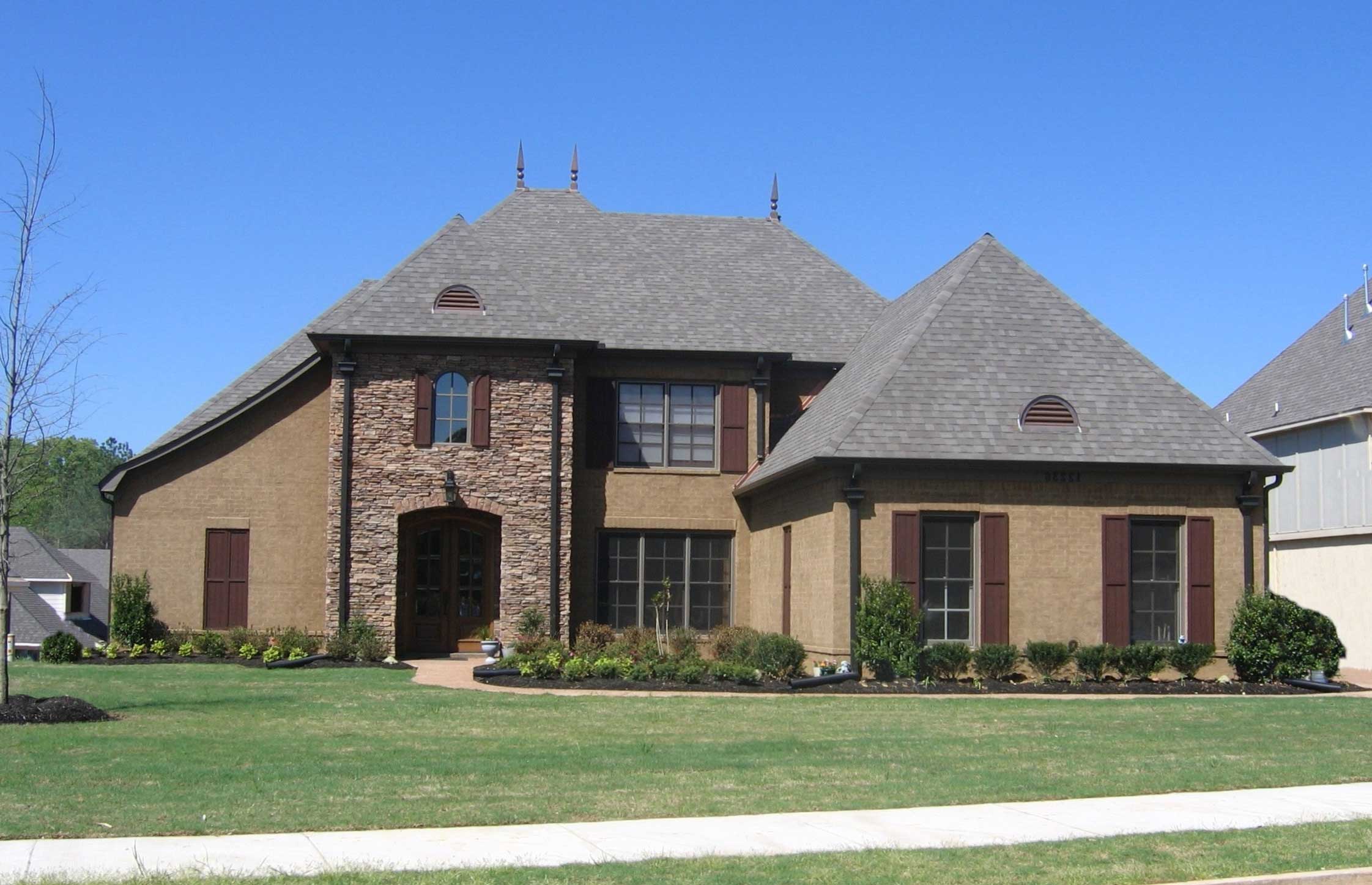 Front view of Country home (ThePlanCollection: House Plan #170-1747)