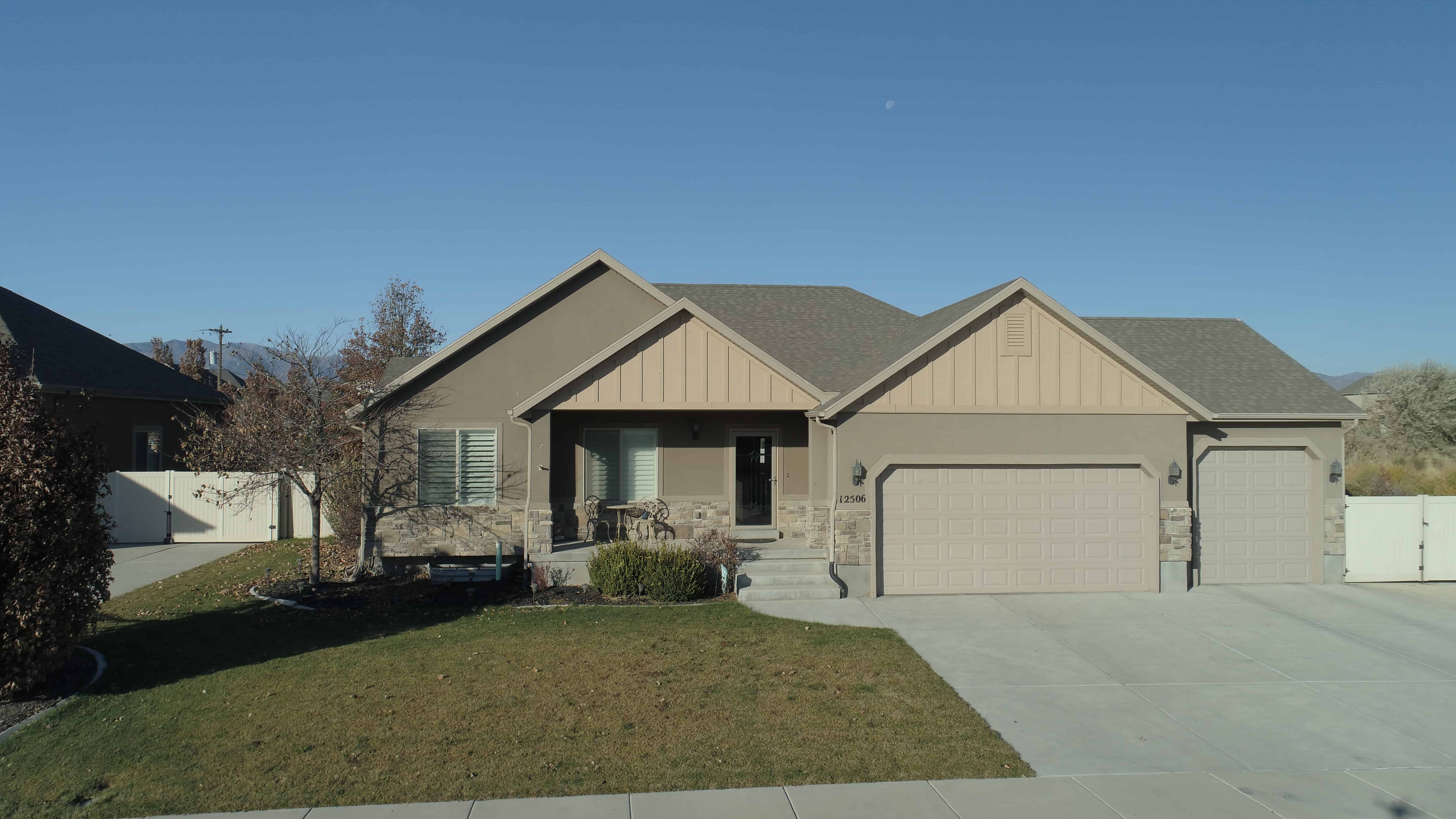 Front View of this 3-Bedroom,1667 Sq Ft Plan -187-1020