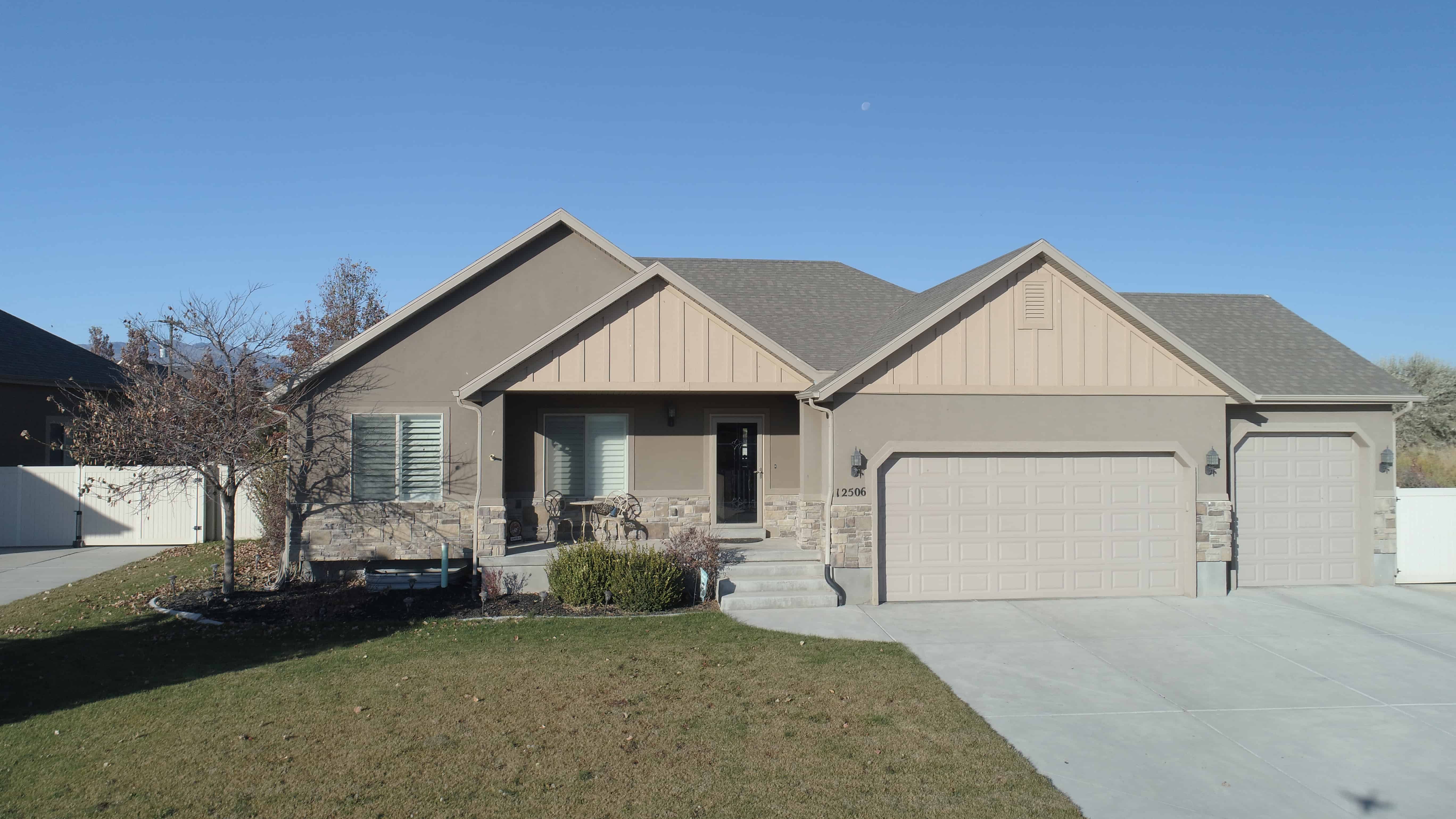 Front View of this 3-Bedroom,1667 Sq Ft Plan -187-1020