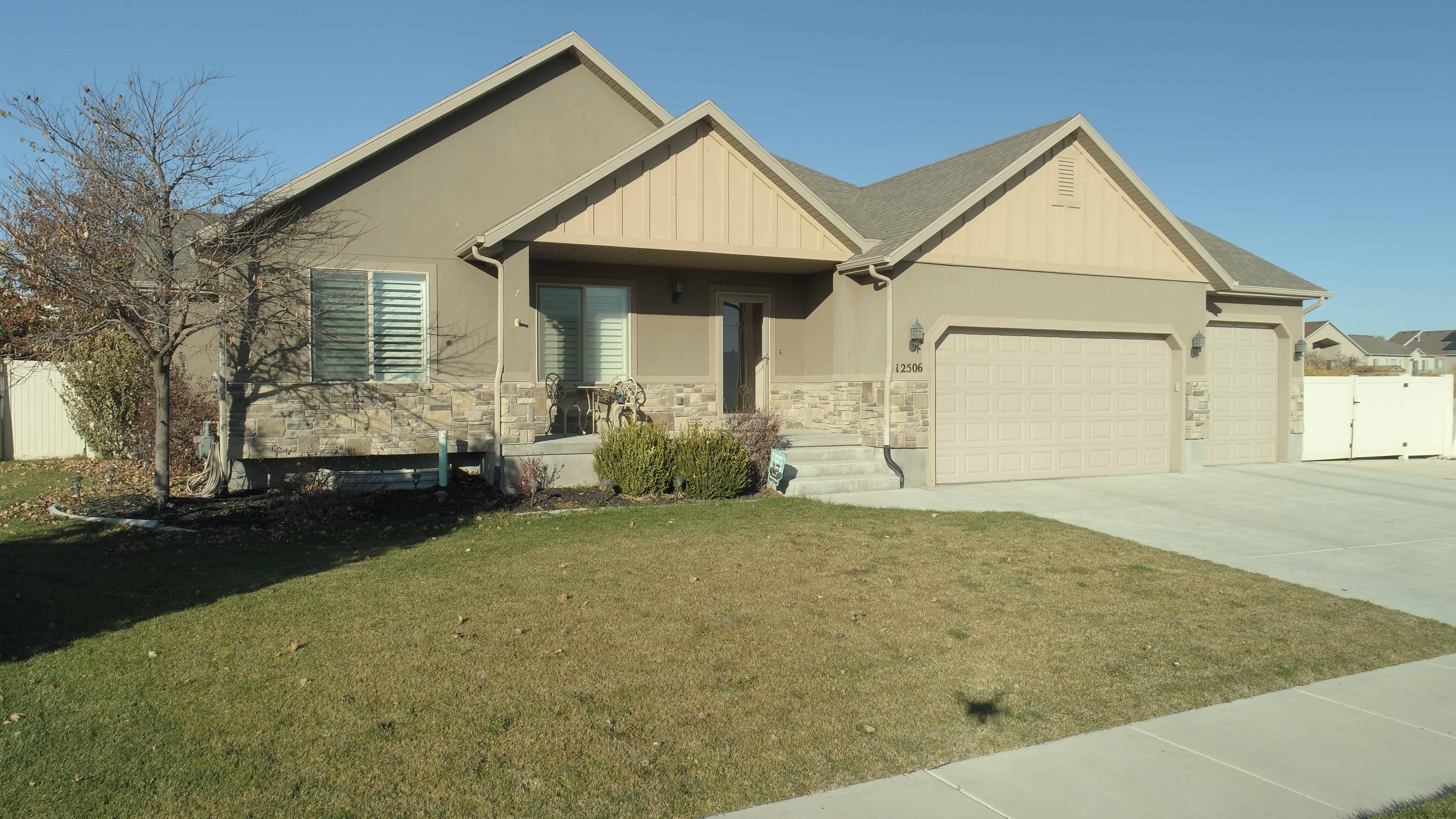 Front View of this 3-Bedroom,1667 Sq Ft Plan -187-1020