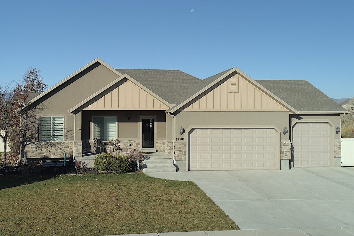 Ranch style house (ThePlanCollection: Plan #187-1020)