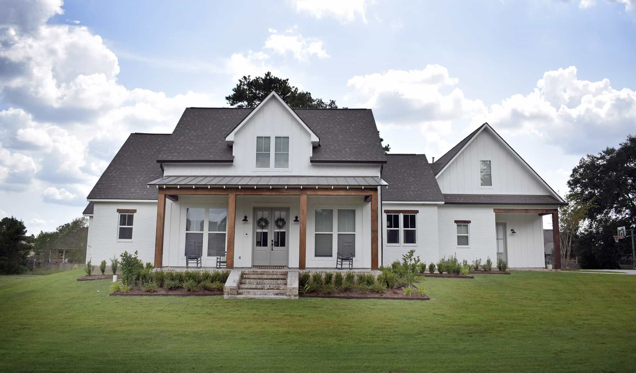 Front elevation of Ranch home (ThePlanCollection: House Plan #206-1081)