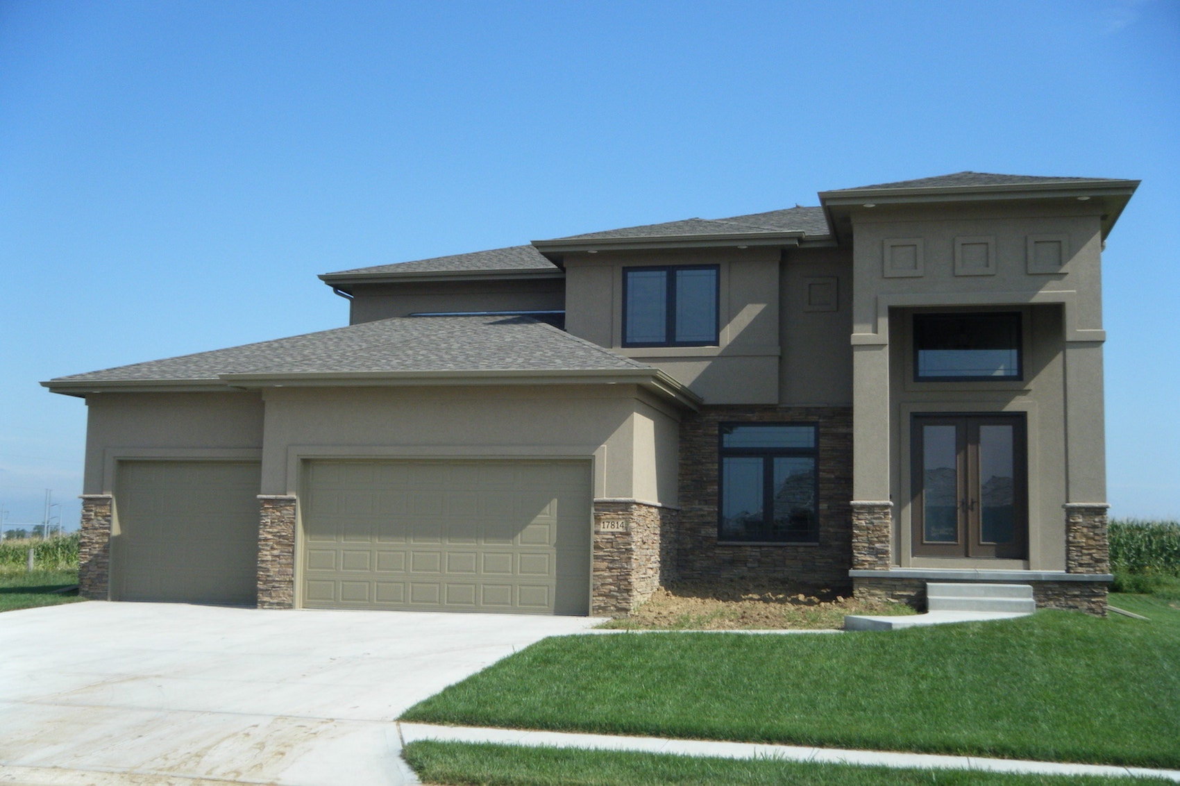 3-Bedroom, 2642 Sq Ft Contemporary House Plan - 100-1140 - Front Exterior