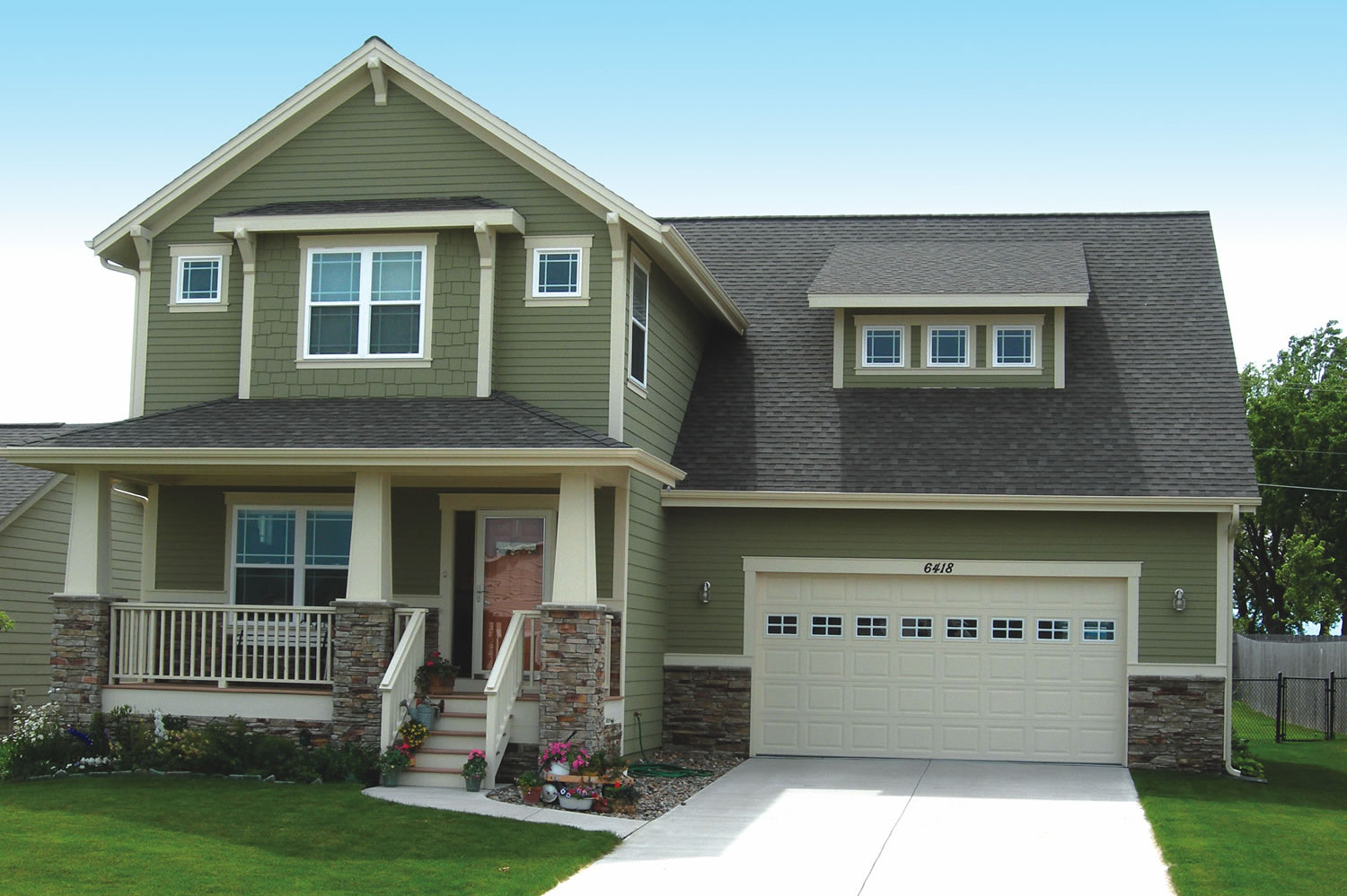 3-Bedroom, 1568 Sq Ft Country Craftsman House Plan - 120-1639 - Front Exterior