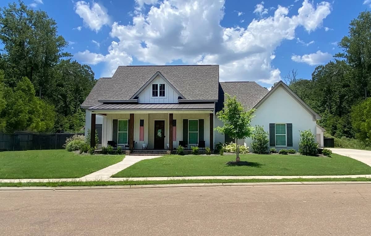 4-Bedroom, 2499 Sq Ft Craftsman House Plan - 140-1147 - Front Exterior