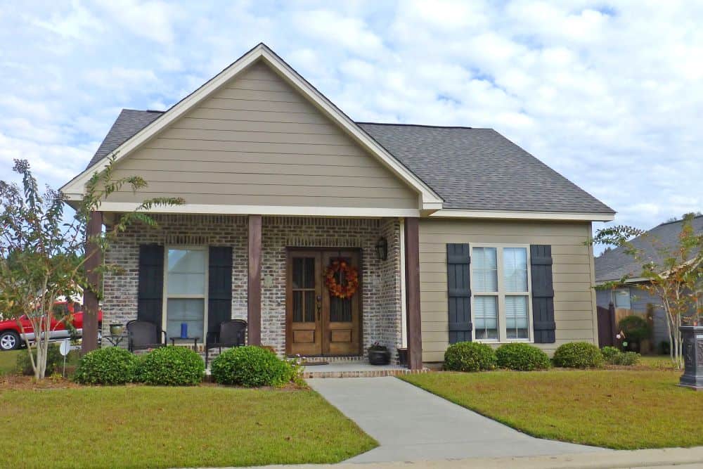 3-Bedroom, 1450 Sq Ft Cottage House Plan - 142-1123 - Front Exterior