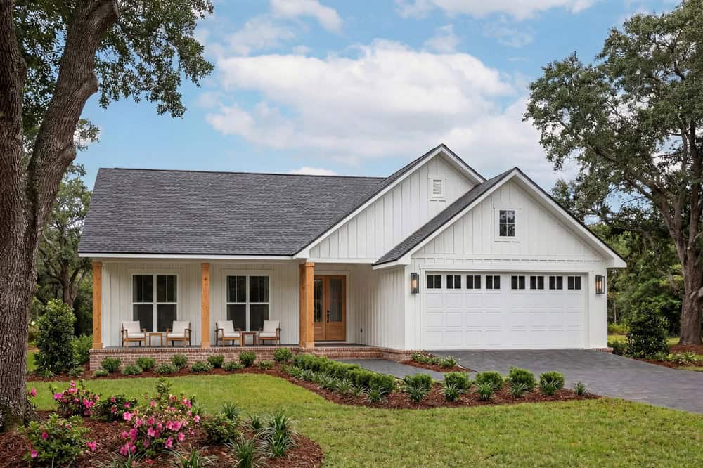 3-Bedroom, 1523 Sq Ft Farmhouse House Plan - 142-1569 - Front Exterior