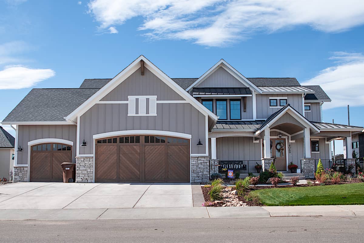 4–5-Bedroom, 3674–5385 Sq Ft Farmhouse House - Plan - 161-1155 - Front Exterior