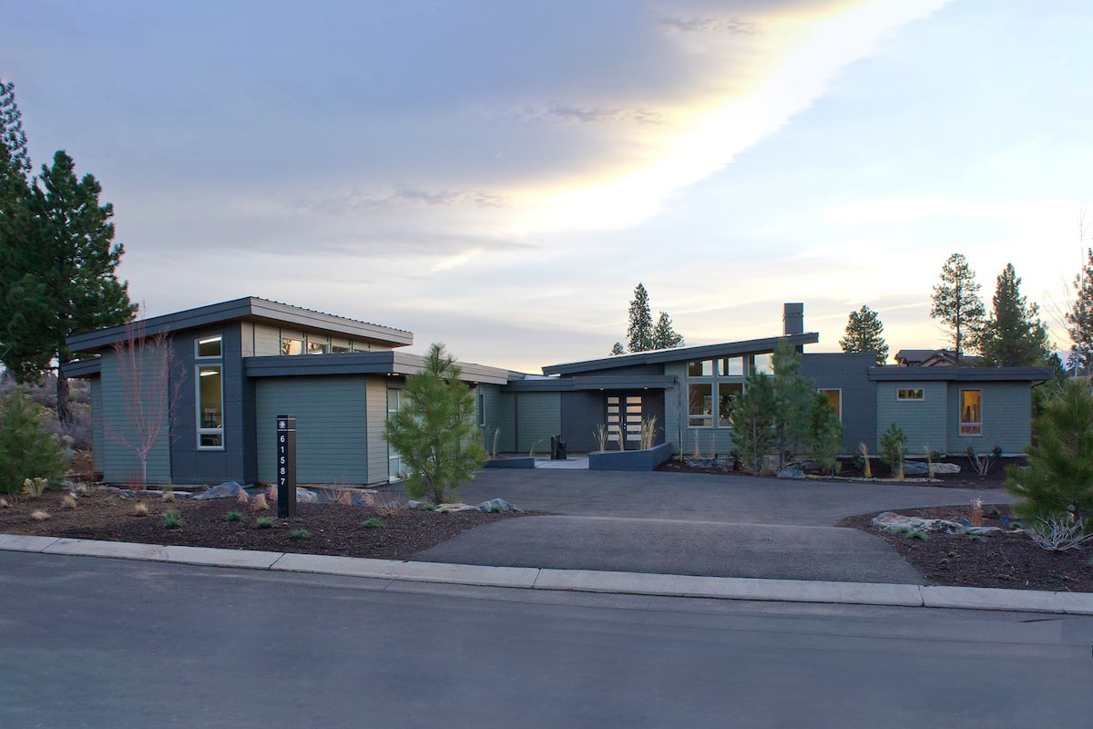 3-Bedroom, 3247 Sq Ft Modern House - Plan #202-1020 - Front Exterior