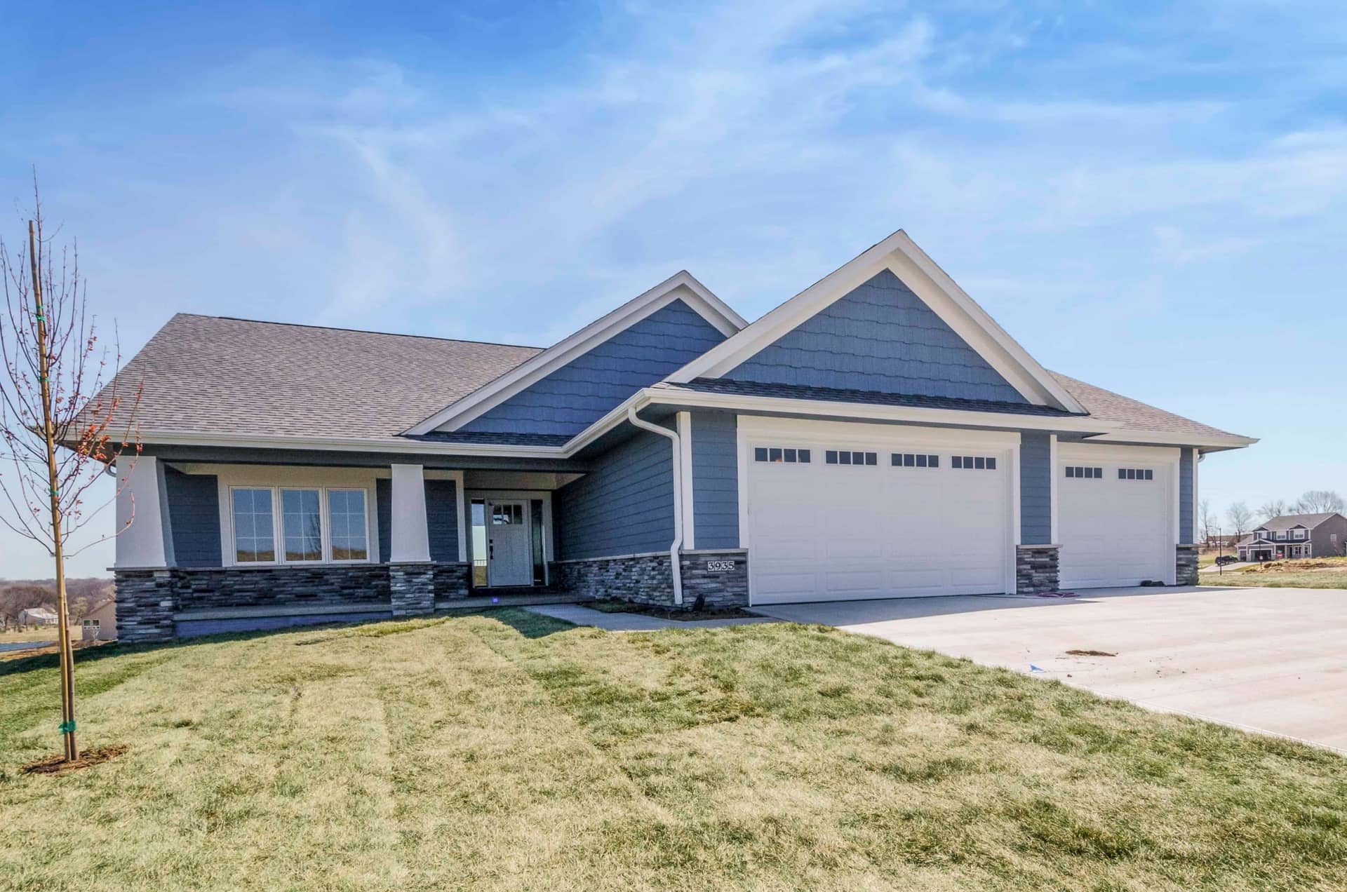 Front elevation of Ranch home (ThePlanCollection: House Plan #101-1991)