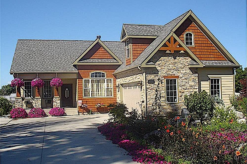 Craftsman influenced home (ThePlanCollection: Plan #109-1013)