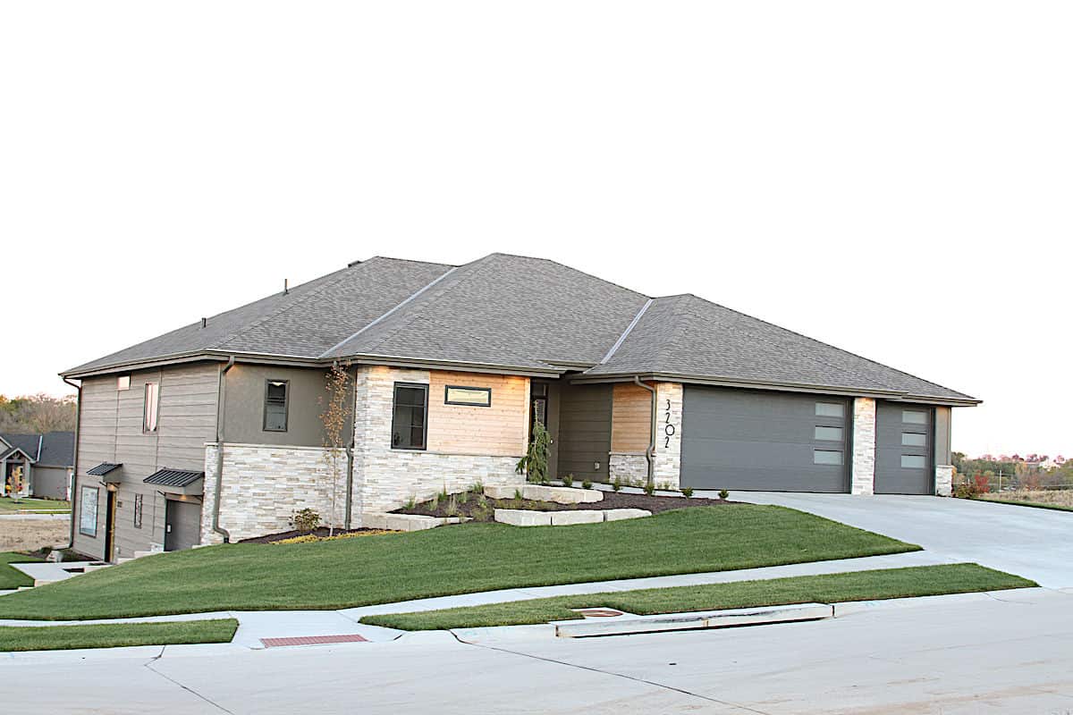 Contemporary Ranch home (ThePlanCollection: Plan #120-2644)