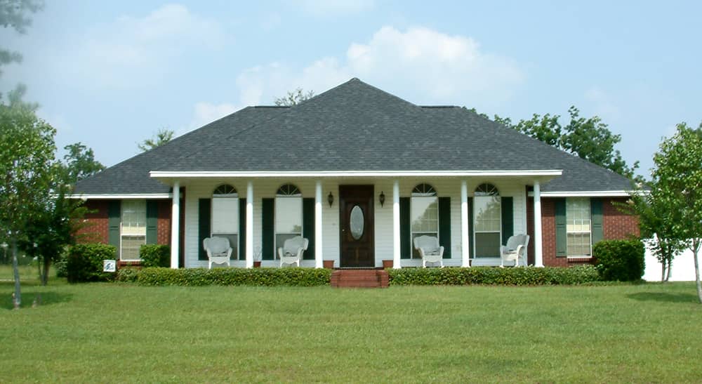 Front elevation of Country home (ThePlanCollection: House Plan #123-1052)