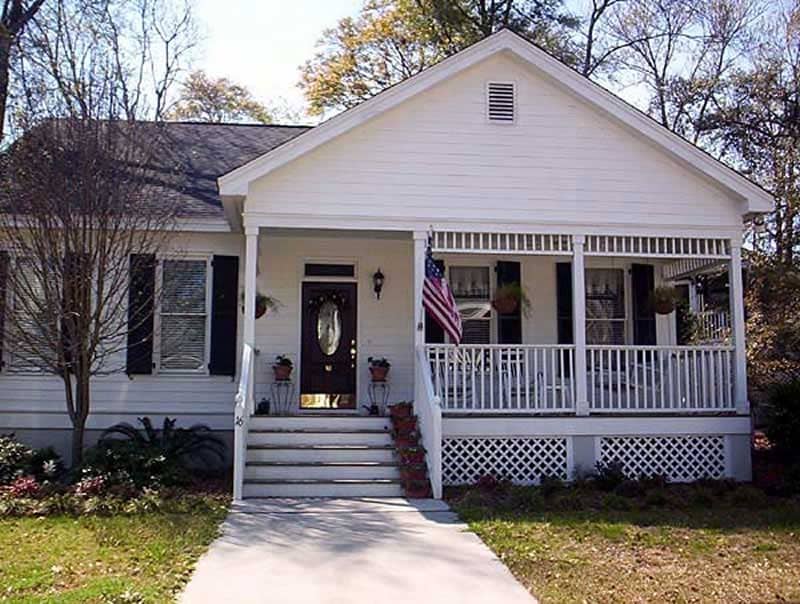 Front elevation of Country home (ThePlanCollection: House Plan #131-1083)