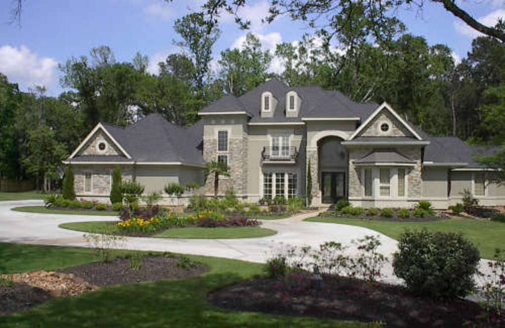 Photo of this impressive luxury home in traditional style.