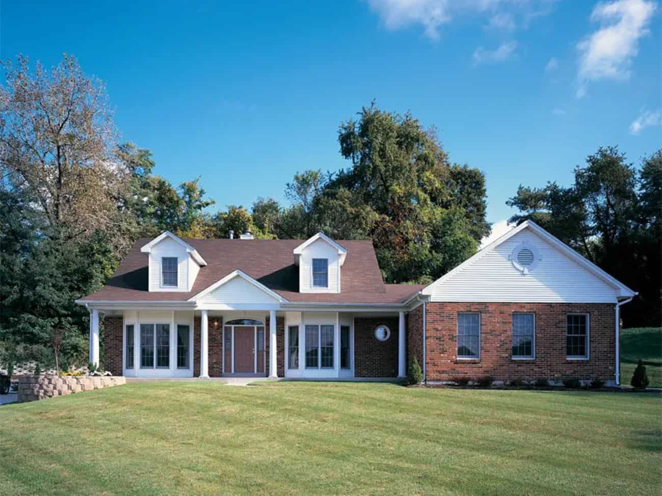 Front elevation of Traditional home (ThePlanCollection: House Plan #138-1438)