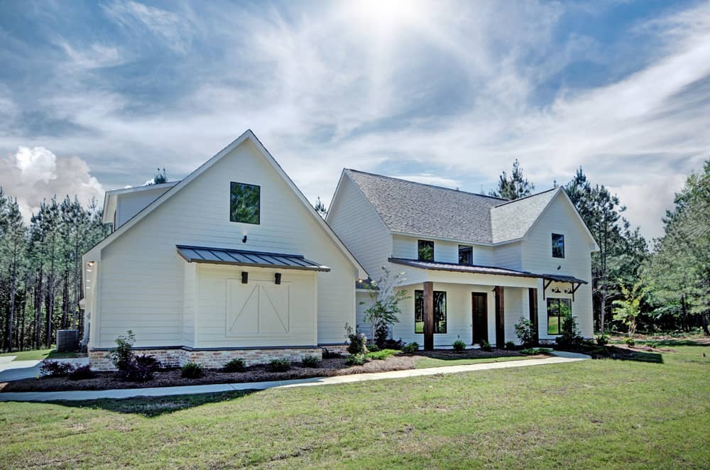 Farmhouse style home (ThePlanCollection: Plan #140-1083)