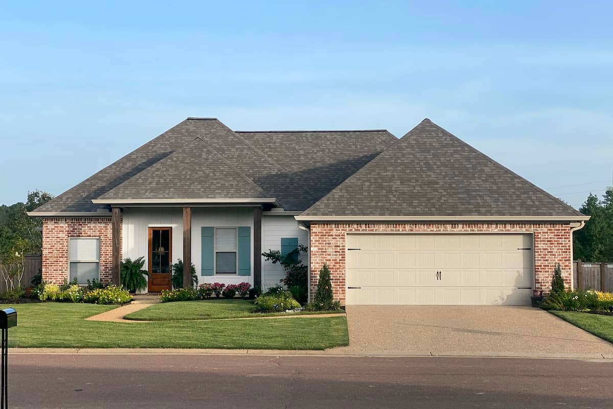 Contemporary style house (ThePlanCollection: Plan #140-1111)