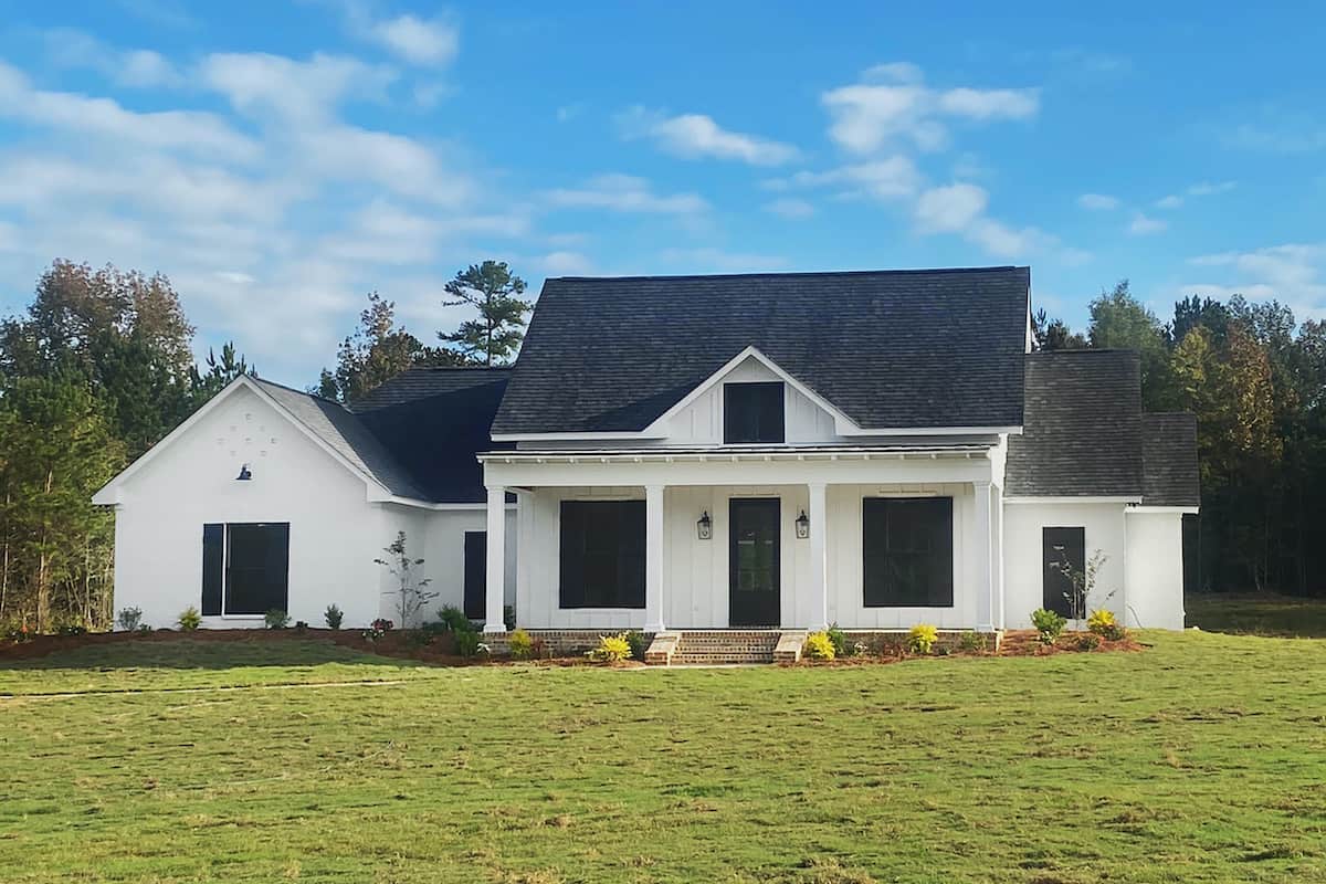 Modern Farmhouse home (ThePlanCollection: Plan #140-1112)