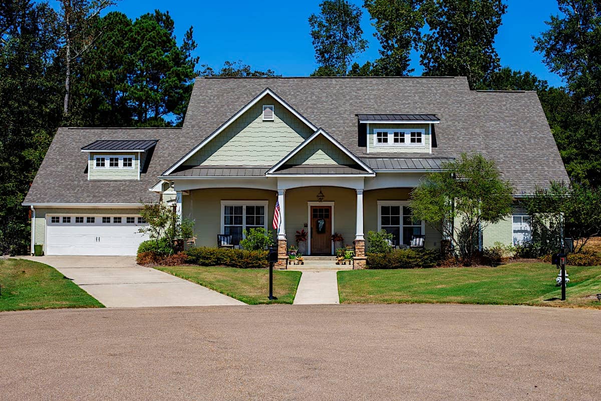 Front elevation of Country home (ThePlanCollection: House Plan #140-1115)