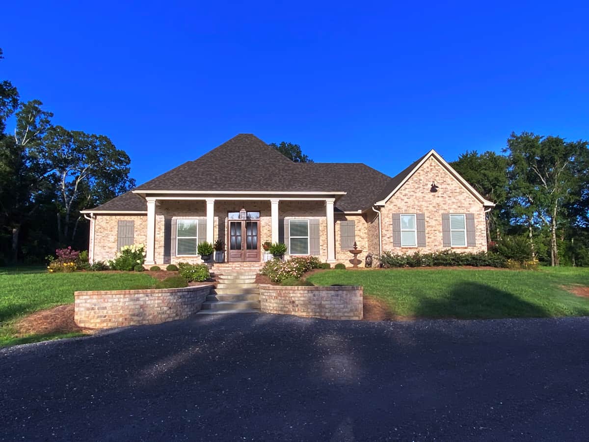 Front elevation of Traditional home (ThePlanCollection: House Plan #140-1130)