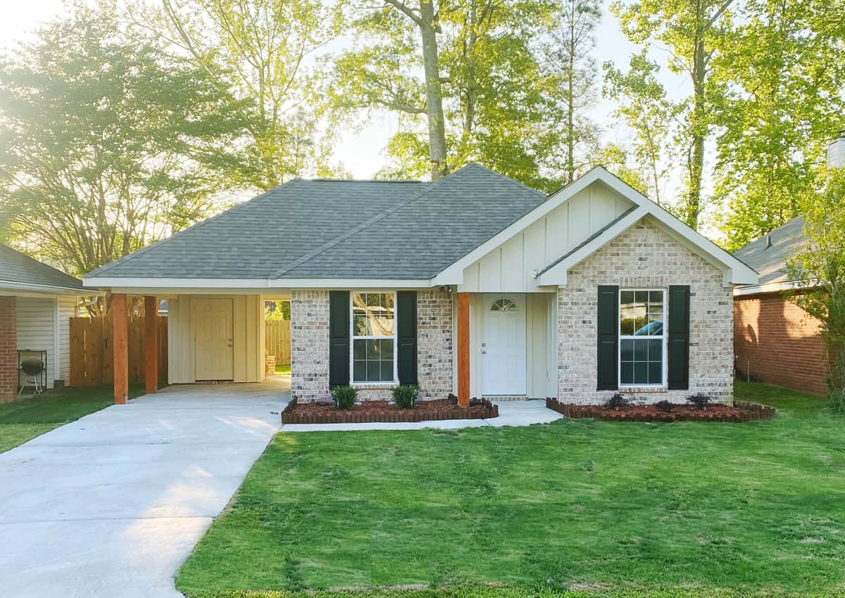 Front elevation of Transitional home (ThePlanCollection: House Plan #140-1152)