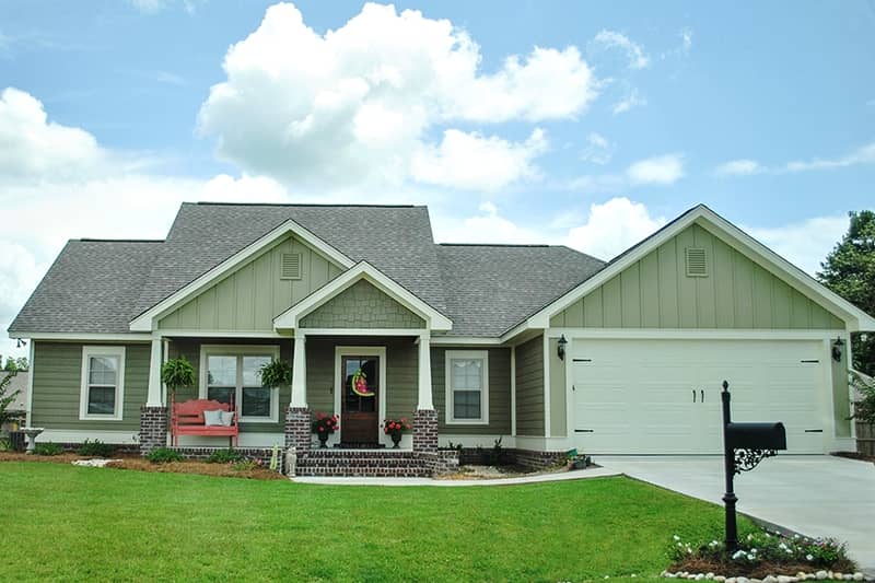 Front elevation of Country home (ThePlanCollection: House Plan #142-1067)